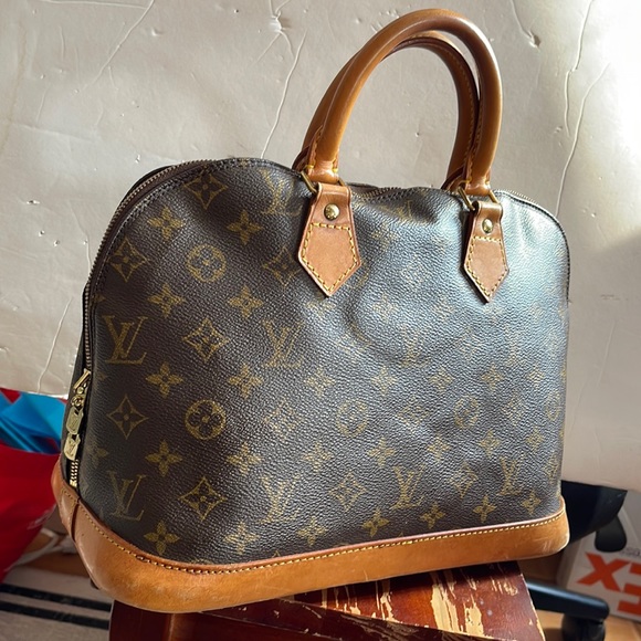 LOUIS VUITTON ALMA HAND MONOGRAM CANVAS - Picture 2 of 14
